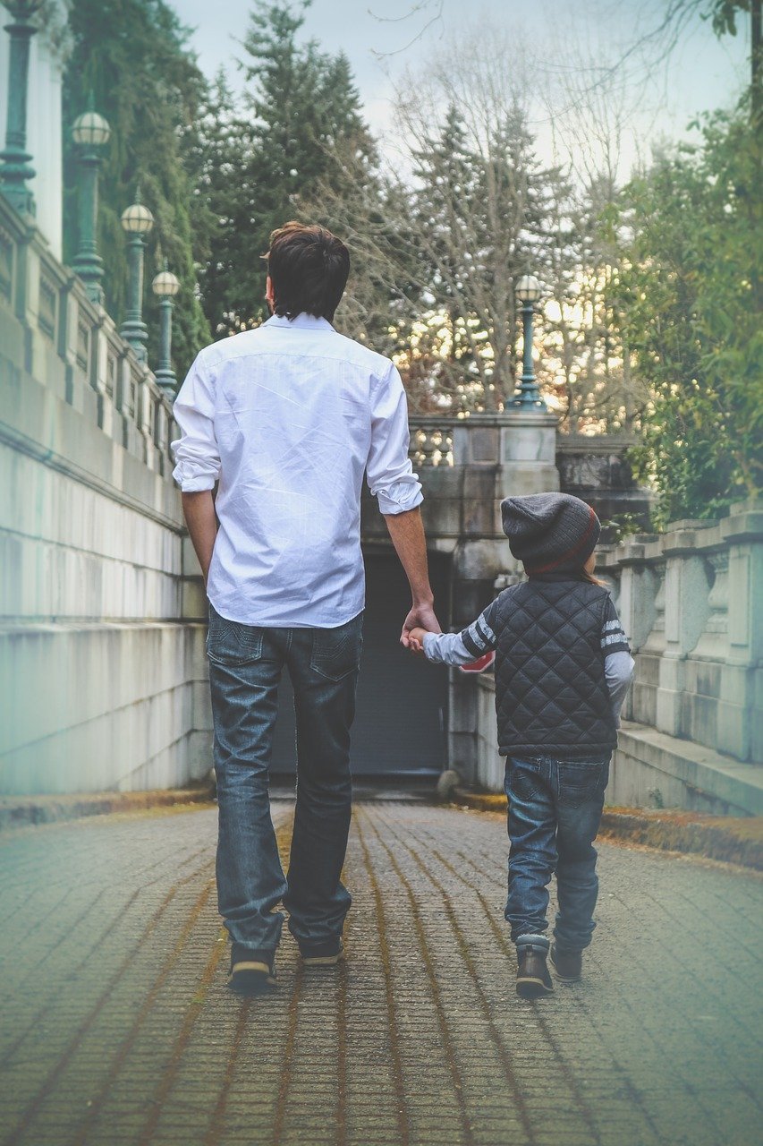 Father and son walking | Source: Pixabay