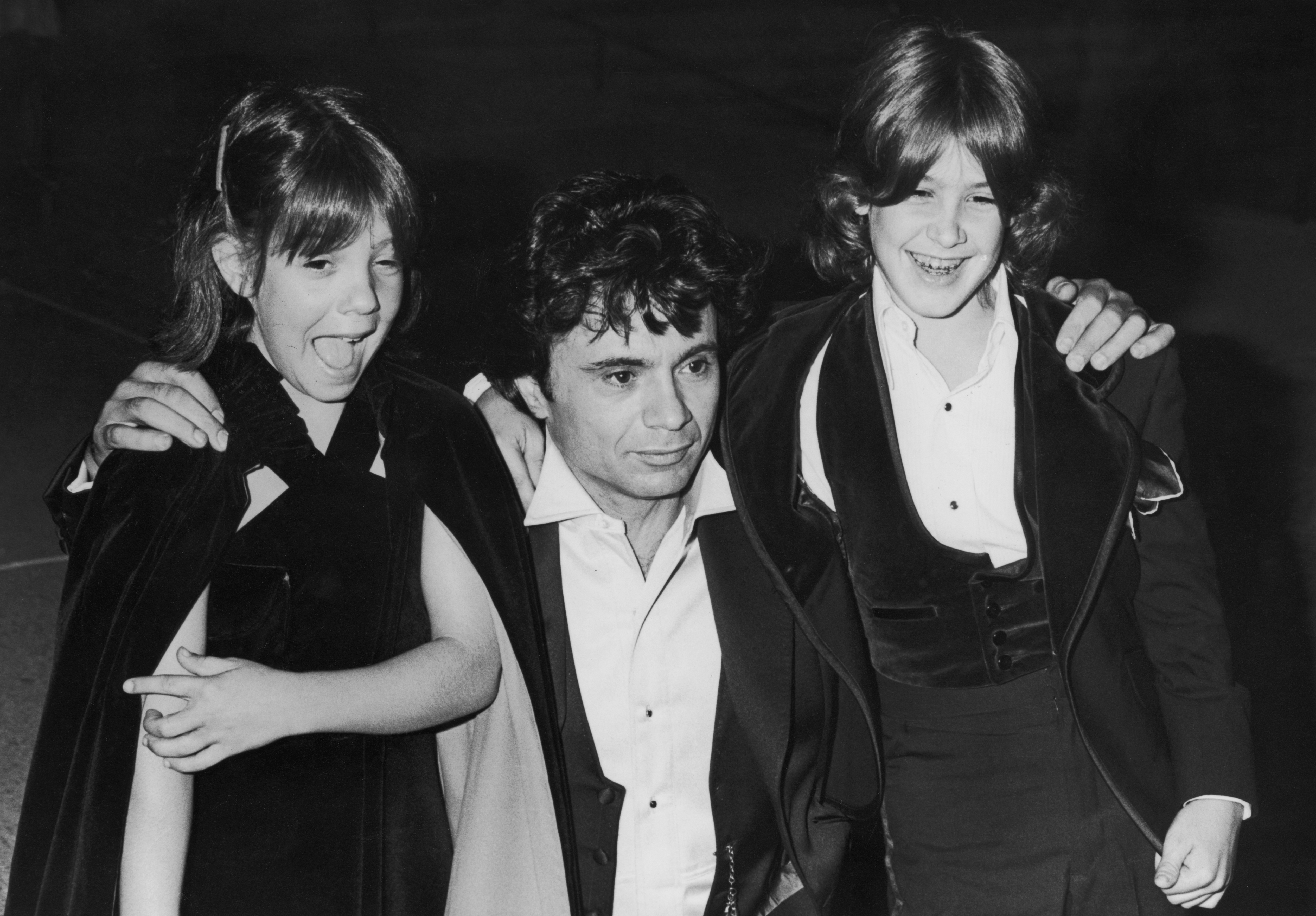 Robert Blake poses with his children, Delinah and Noah, at the Emmy Awards on September 1, 1977, in Pasadena, California. | Source: Getty Images