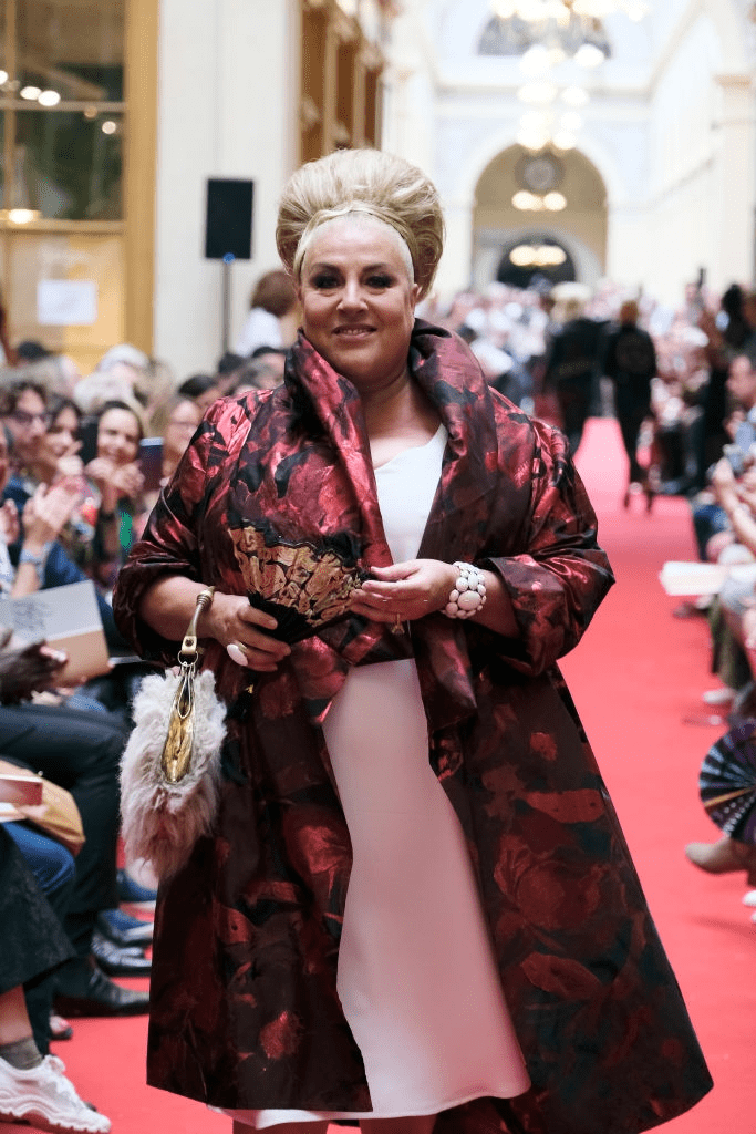 Marianne James sur la piste lors du défilé de mode "Over Fifty...et Alors ?" le 17 juin 2019 à Paris, France. | Photo : Getty Images Marianne James sur la piste lors du défilé de mode "Over Fifty...et Alors ?" le 17 juin 2019 à Paris, France. | Photo : Getty Images
