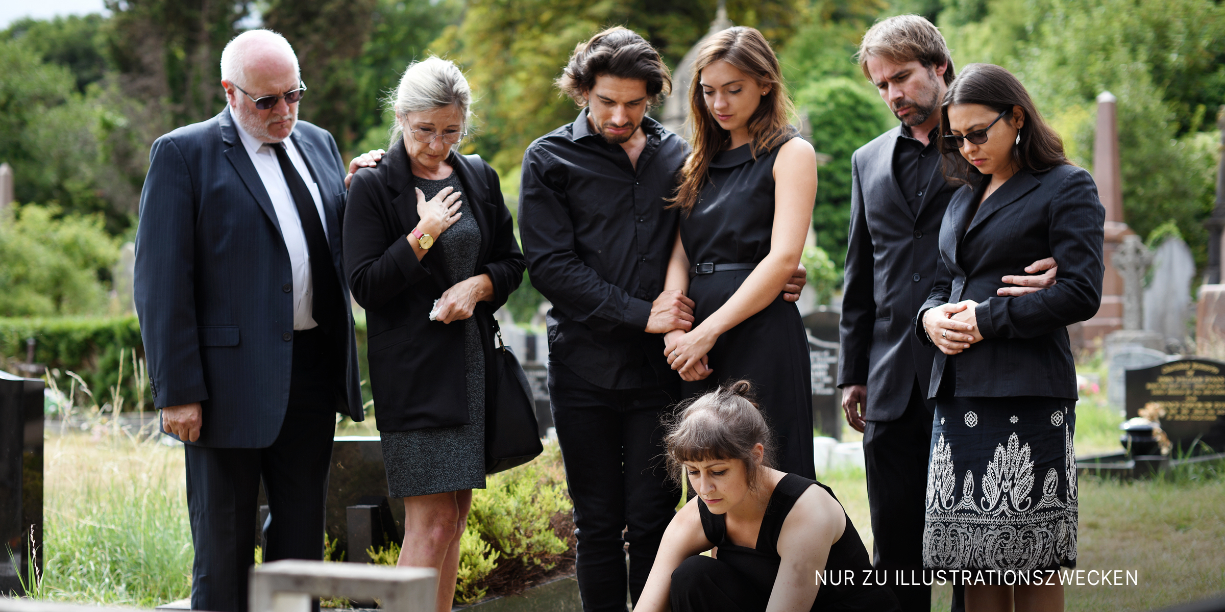Familie auf dem Friedhof | Quelle: Shutterstock
