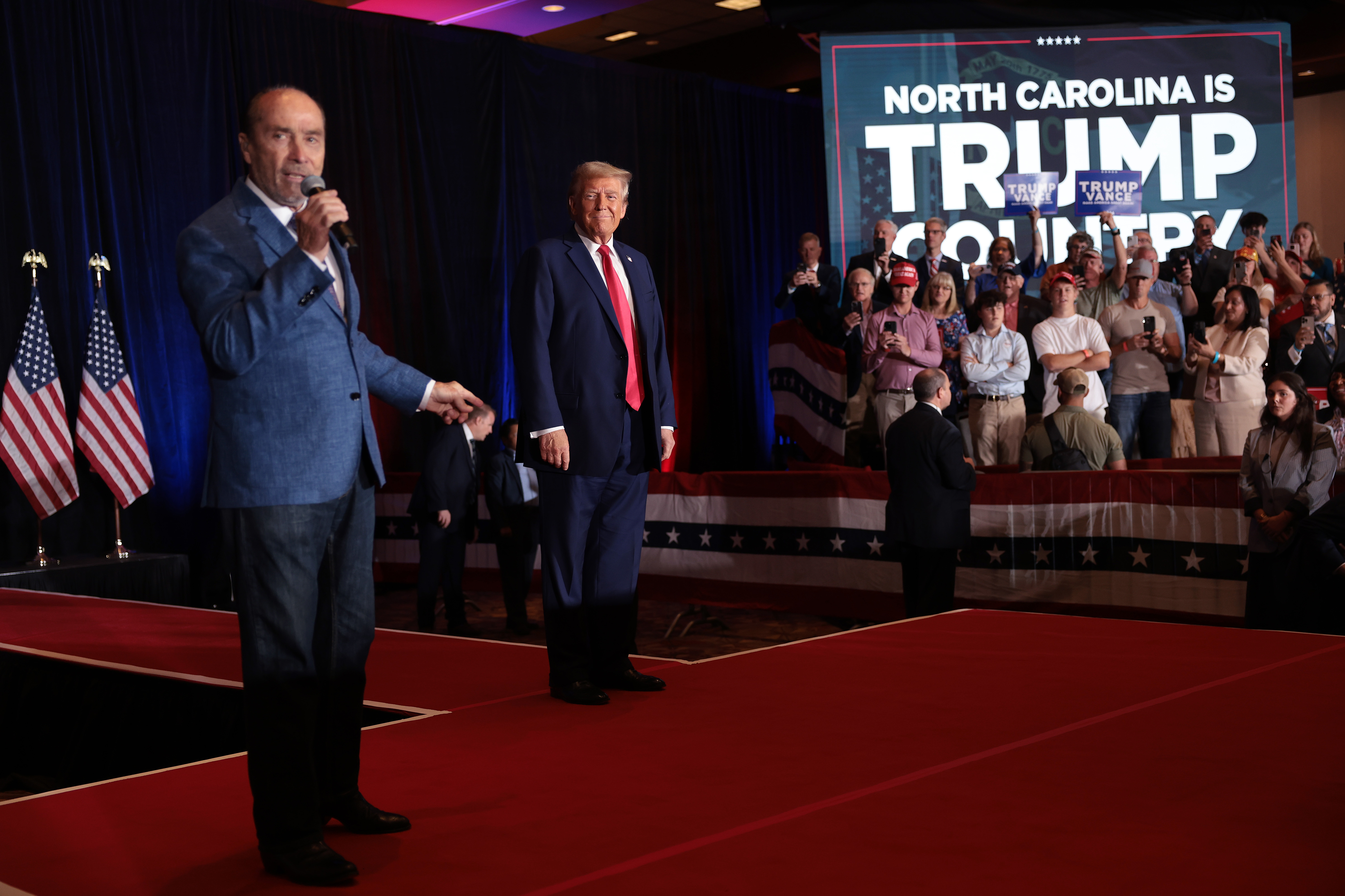 Lee Greenwood sings alongside Donald Trump during the 11th Hour Family Leaders Meeting on October 21, 2024 | Source: Getty Images