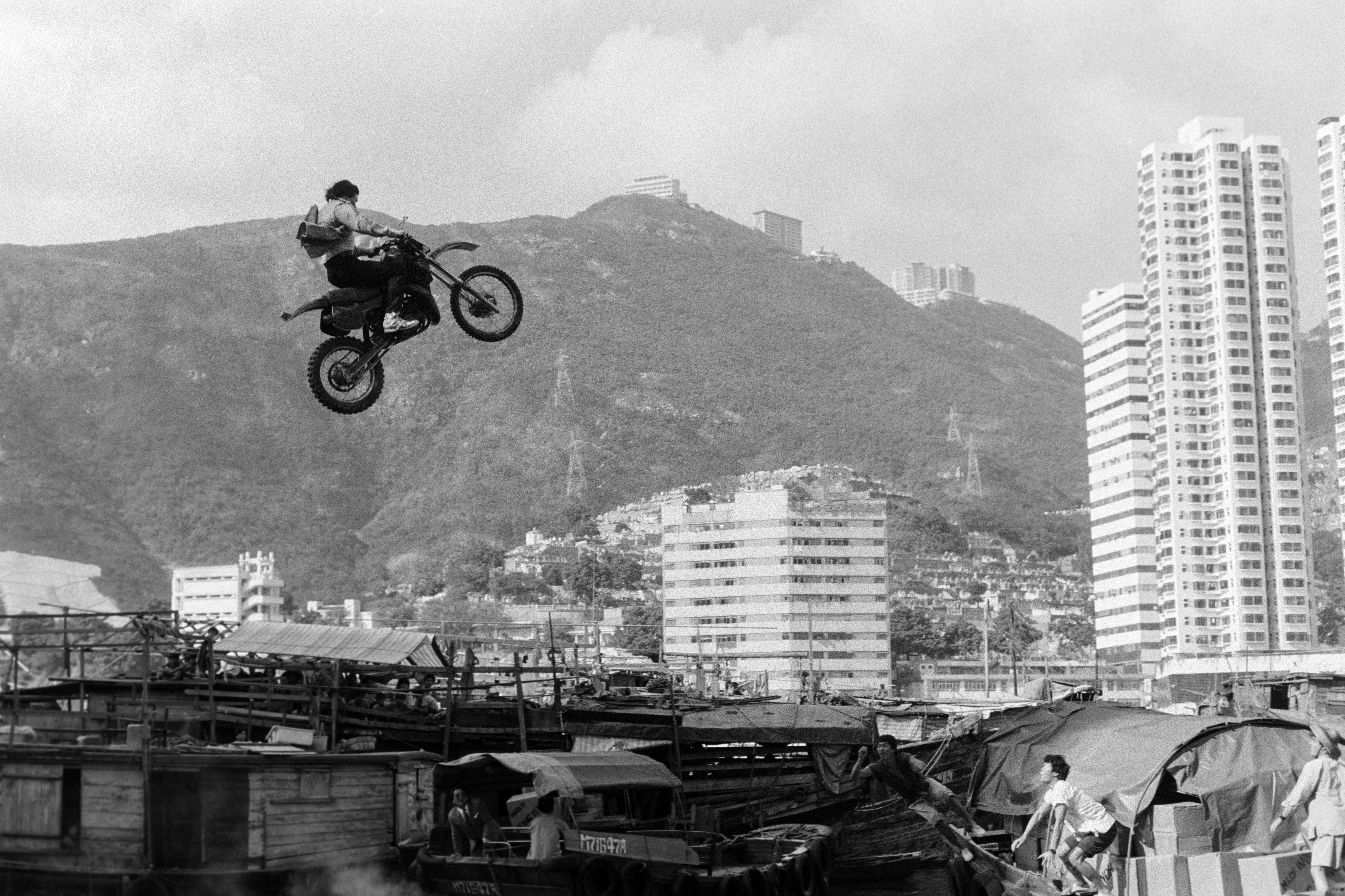 Jackie Chan performing a stunt for the film "The Protector" in 1984. | Source: Getty Images