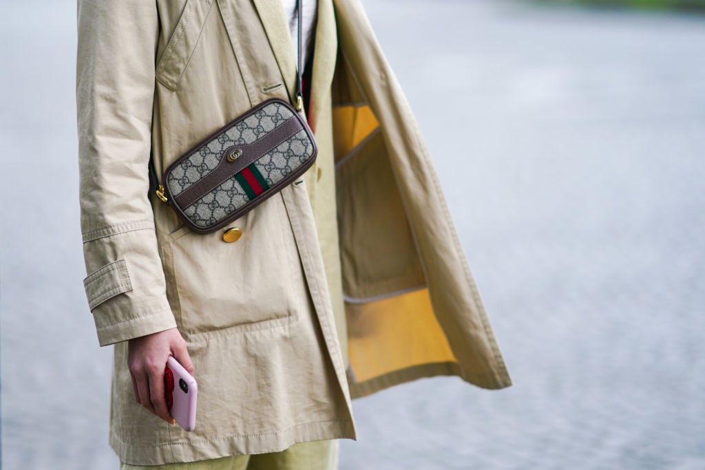 Une cliente porte une veste beige, un sac Gucci croisé, à l'extérieur de l'Hermès, pendant la Semaine de la mode de Paris - Vêtement Femme Printemps Été 2021, le 03 octobre 2020 à Paris, France. | Photo : Getty Images