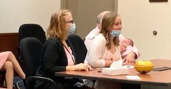 La familia se sienta en el juzgado a la espera de que se oficialice la adopción | Foto: Twitter/LaurenEdwardsTV
