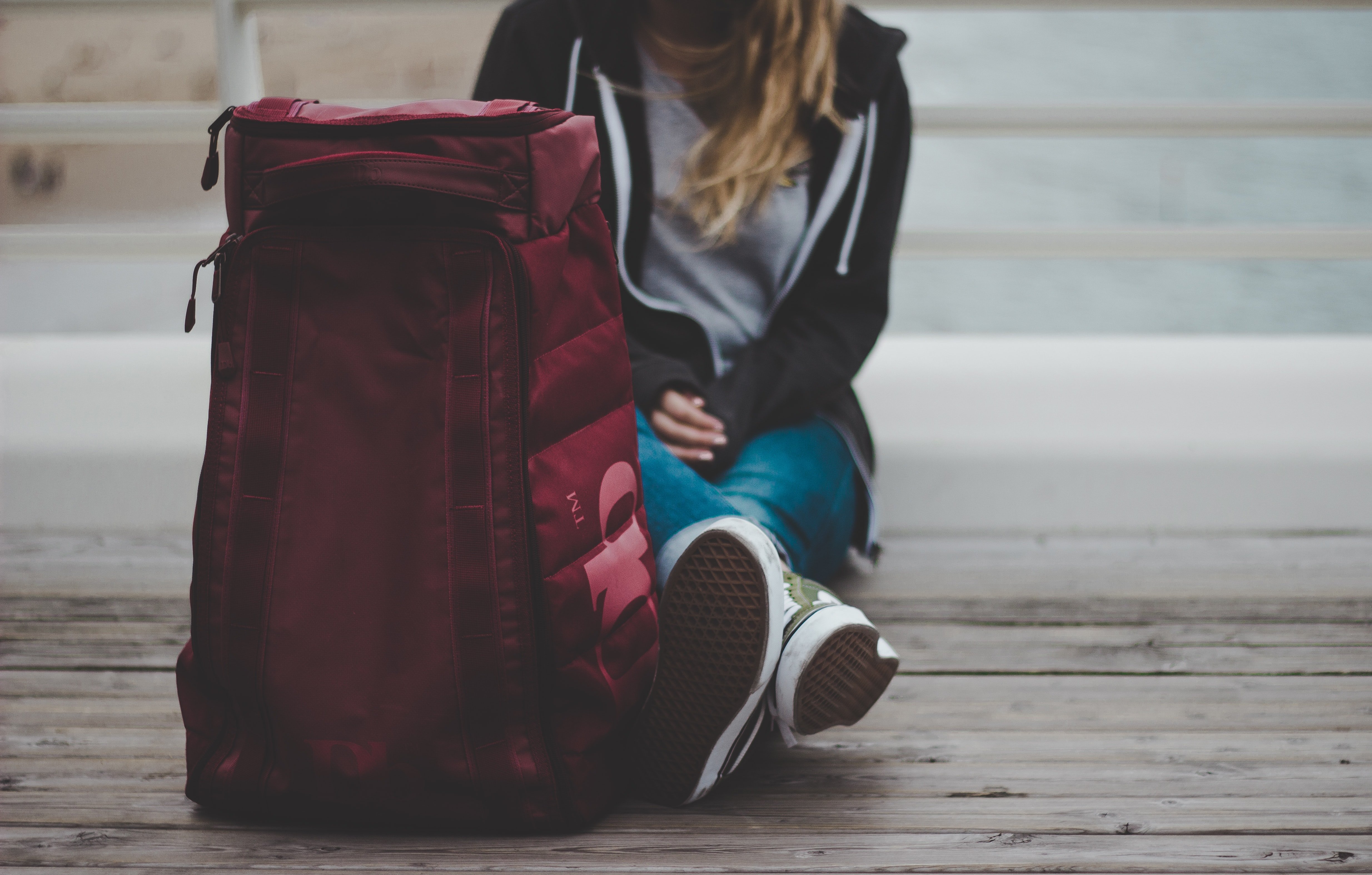 Joven mujer con equipaje. | Foto: Unsplash