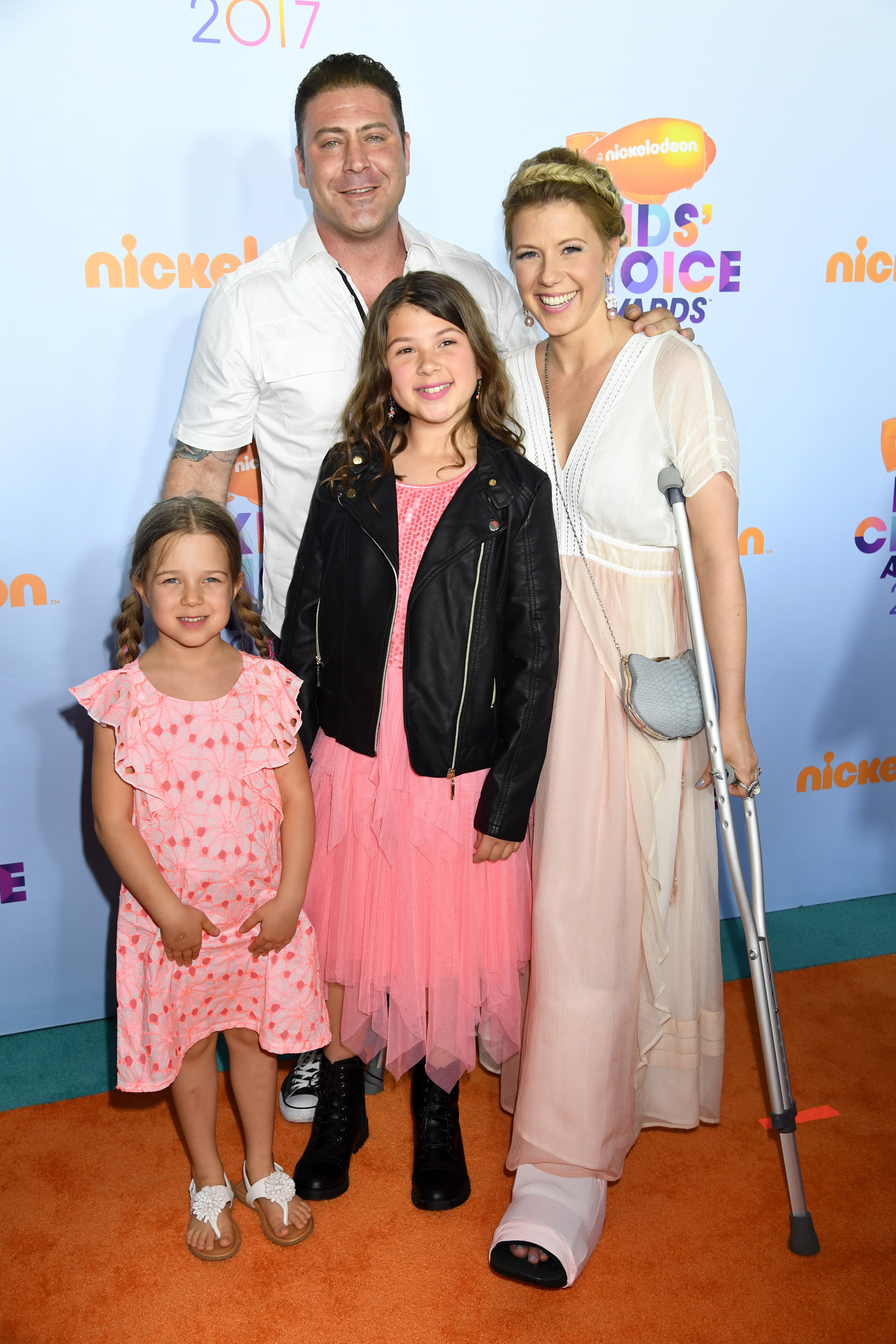 Jodie Sweetin, Justin Hodak and daughters Beatrix Carlin Sweetin Coyle and Zoie Laurel May Herpin at Nickelodeon's 2017 Kids' Choice Awards at USC Galen Center on March 11, 2017 in Los Angeles, California.┃Source: Getty Images
