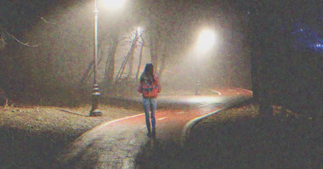 Una adolescente camina por un callejón solitario en la noche. | Foto: Shutterstock