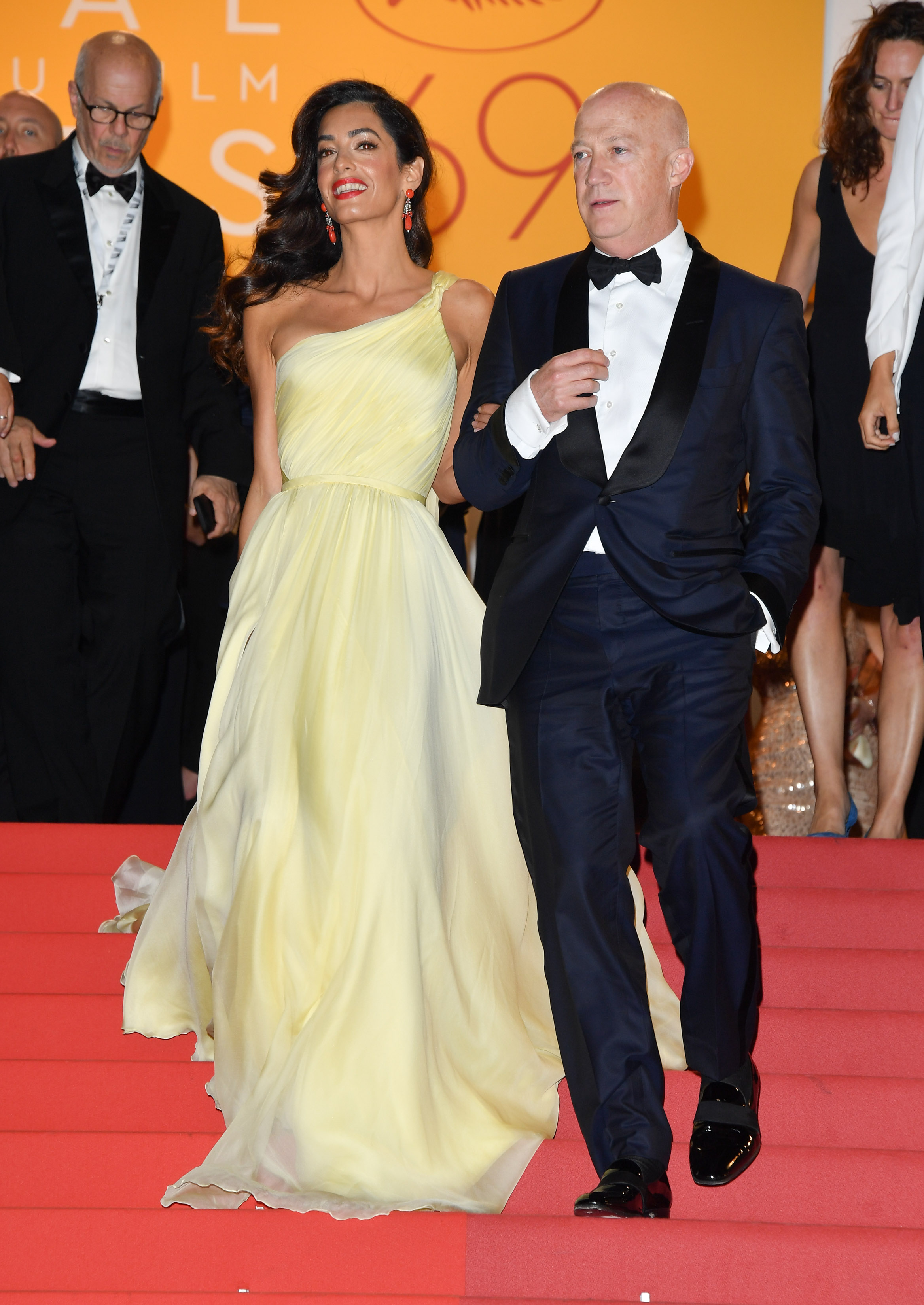 Amal Clooney walks arm-in-arm with George Clooney's agent, Bryan Lourd, on May 2016 | Source: Getty Images