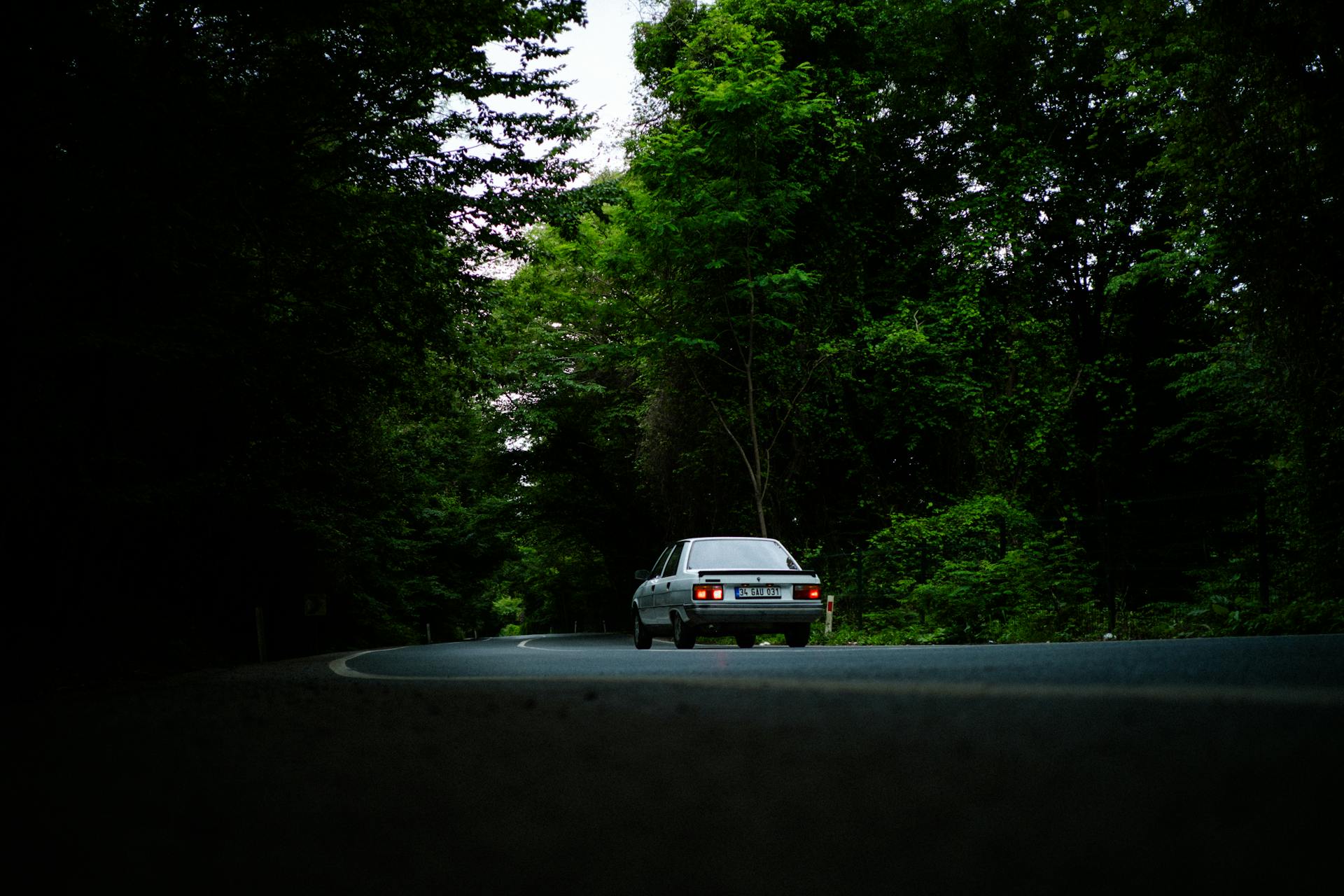 A car driving down a street | Source: Pexels