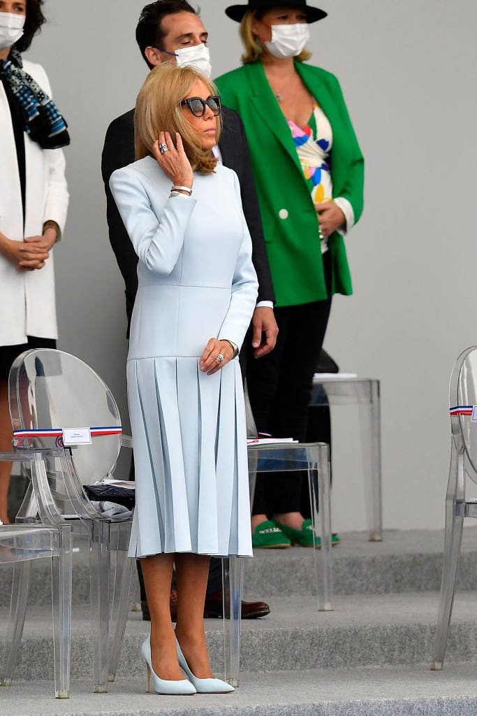 La Première dame française Brigitte Macron assiste au défilé militaire du 14 juillet 2021 à Paris, en France. Cette année, quelque 4404 hommes à pied, 221 véhicules motorisés, 200 chevaux et 97 engins volants participeront au défilé sur l'avenue des Champs-Élysées à Paris. | Photo : Getty Images