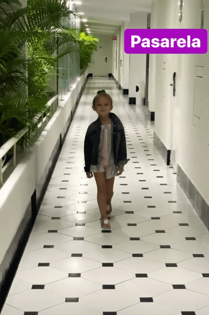 Rafaella, hija de Raquel Bigorra, modelando. | Captura de Instagram/rbigorra Rafaella, hija de Raquel Bigorra, modelando. | Captura de Instagram/rbigorra