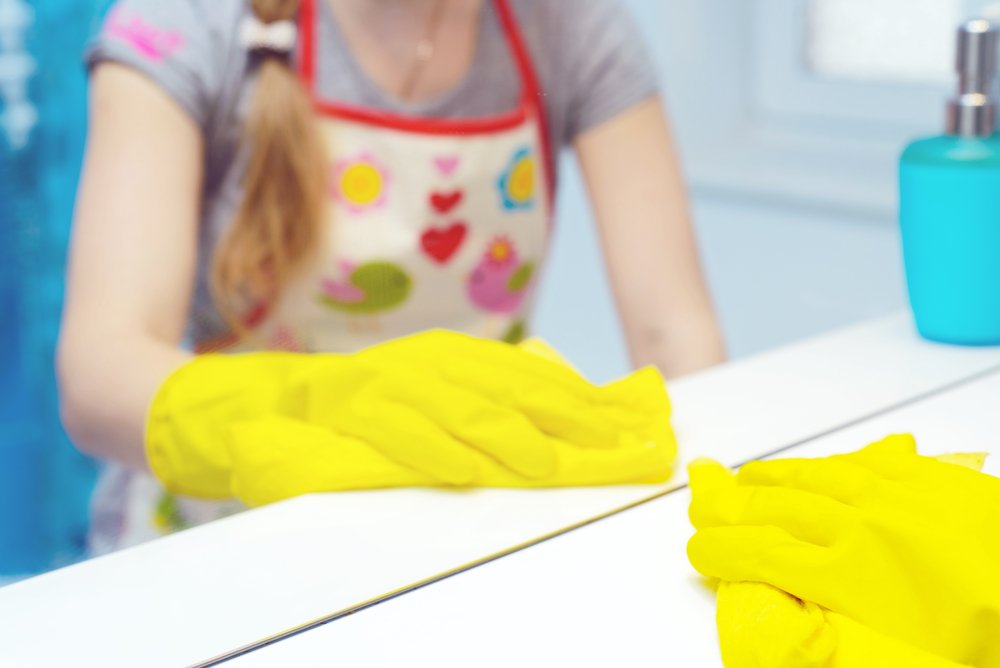 Woman cleaning a bathroom | Photo: Shutterstock