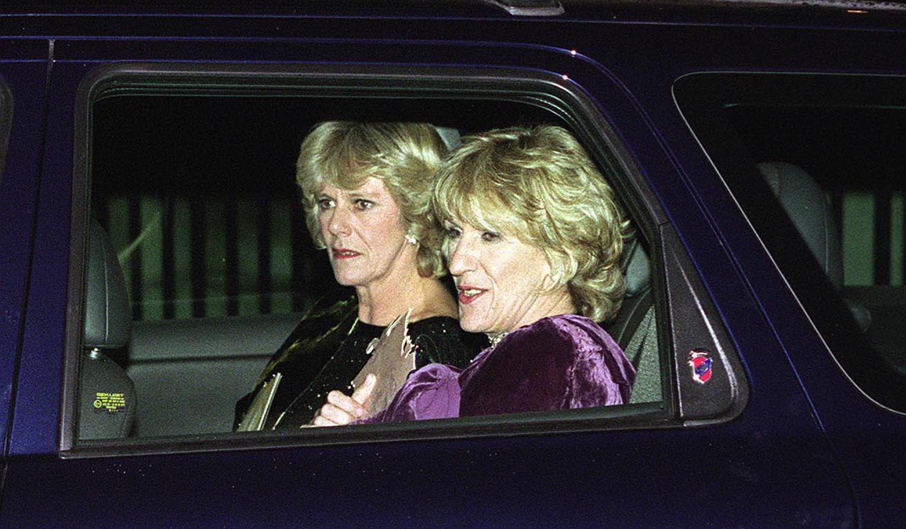 Queen Camilla and Annabel Elliott photographed on November 26, 1998. | Source: Getty Images