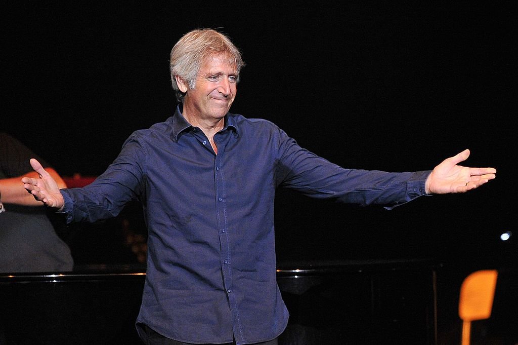 Yves Duteil se produit sur scène lors du concert 'Leurs Voix Pour L'Espoir 2014' à l'Olympia le 18 septembre 2014 à Paris, France. | Photo : Getty Images