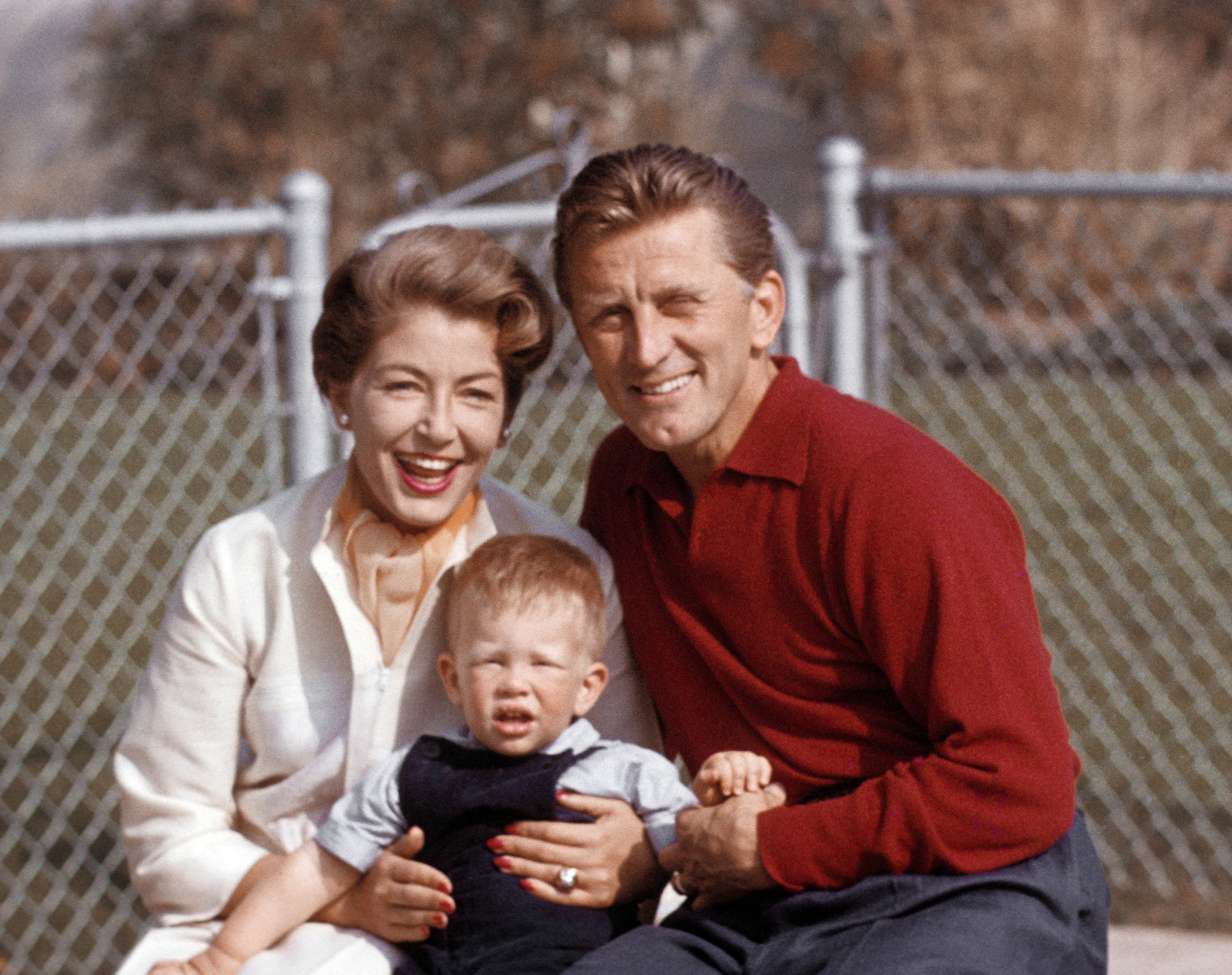 El actor Kirk Douglas en casa con su esposa Anne Buydens y su hijo Peter Vincent Douglas el 14 de febrero de 1957 en Los Ángeles. | Foto: Getty Images
