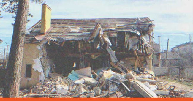 Das Haus seiner Kindheit lag in Trümmern | Quelle: Shutterstock
