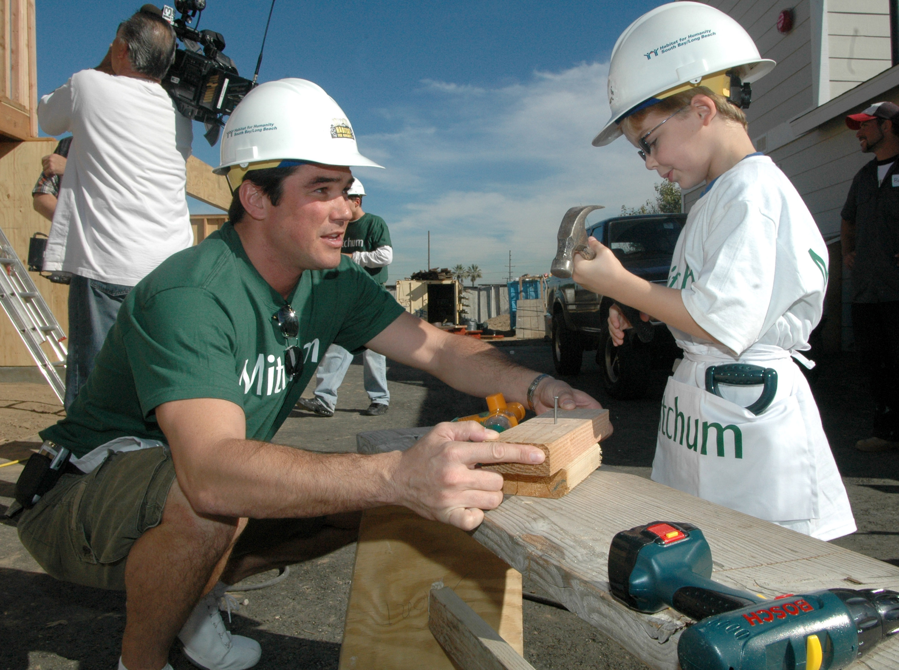 Dean Cain and his son helping on a project for Habitat for Humanity's "Sweet-Equity" Home at Plaza Del Amo in Torrance, California | Source: Getty Images
