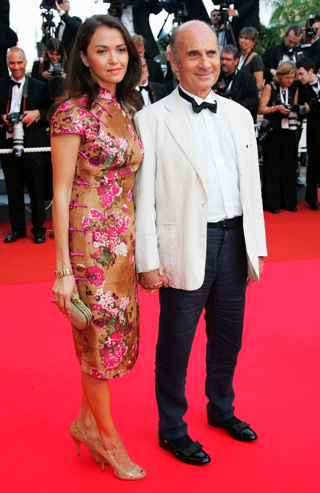 Guy Marchand et son invité assistent au Palais des Festivals à Cannes, France. | Photo : Getty Images
