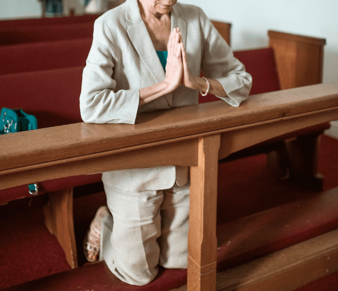 Older woman in church.  ​|  Source: Pexel  