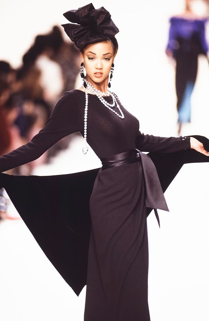 Tyra Banks walks the runway at the Yves Saint Laurent Ready to Wear Fall/Winter 1992-1993 | Source: Getty Images
