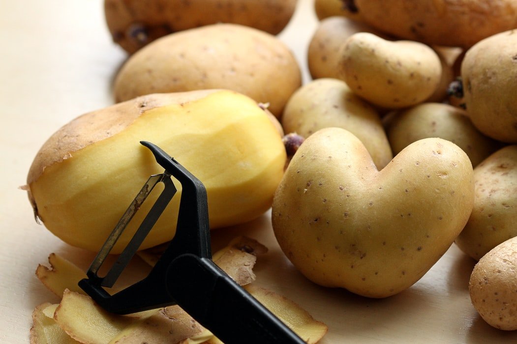 Comment éplucher les pommes de terre roseval