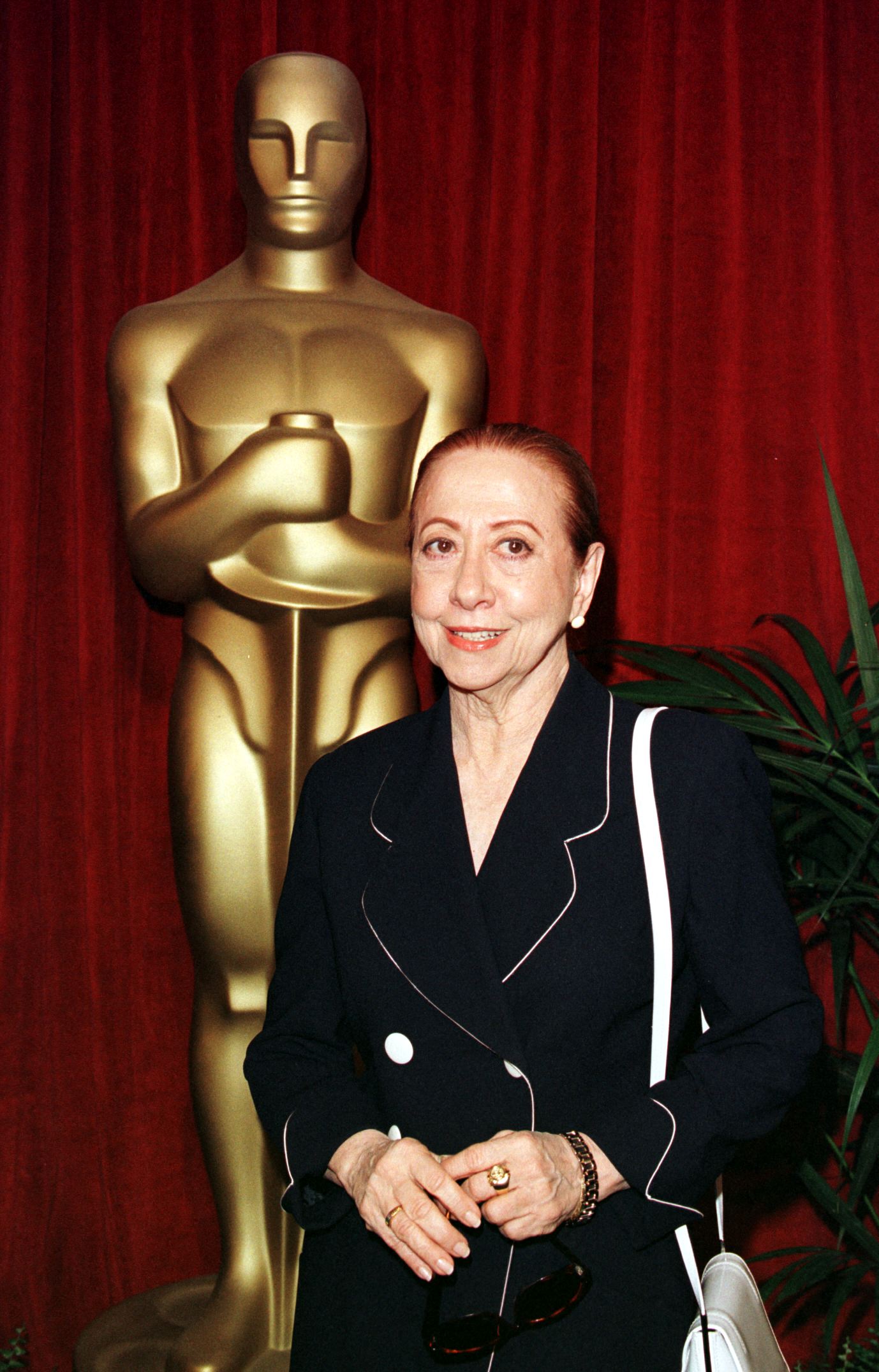 Fernanda Montenegro arrives at the annual Oscar nominees luncheon on March 8, 1999 | Source: Getty Images