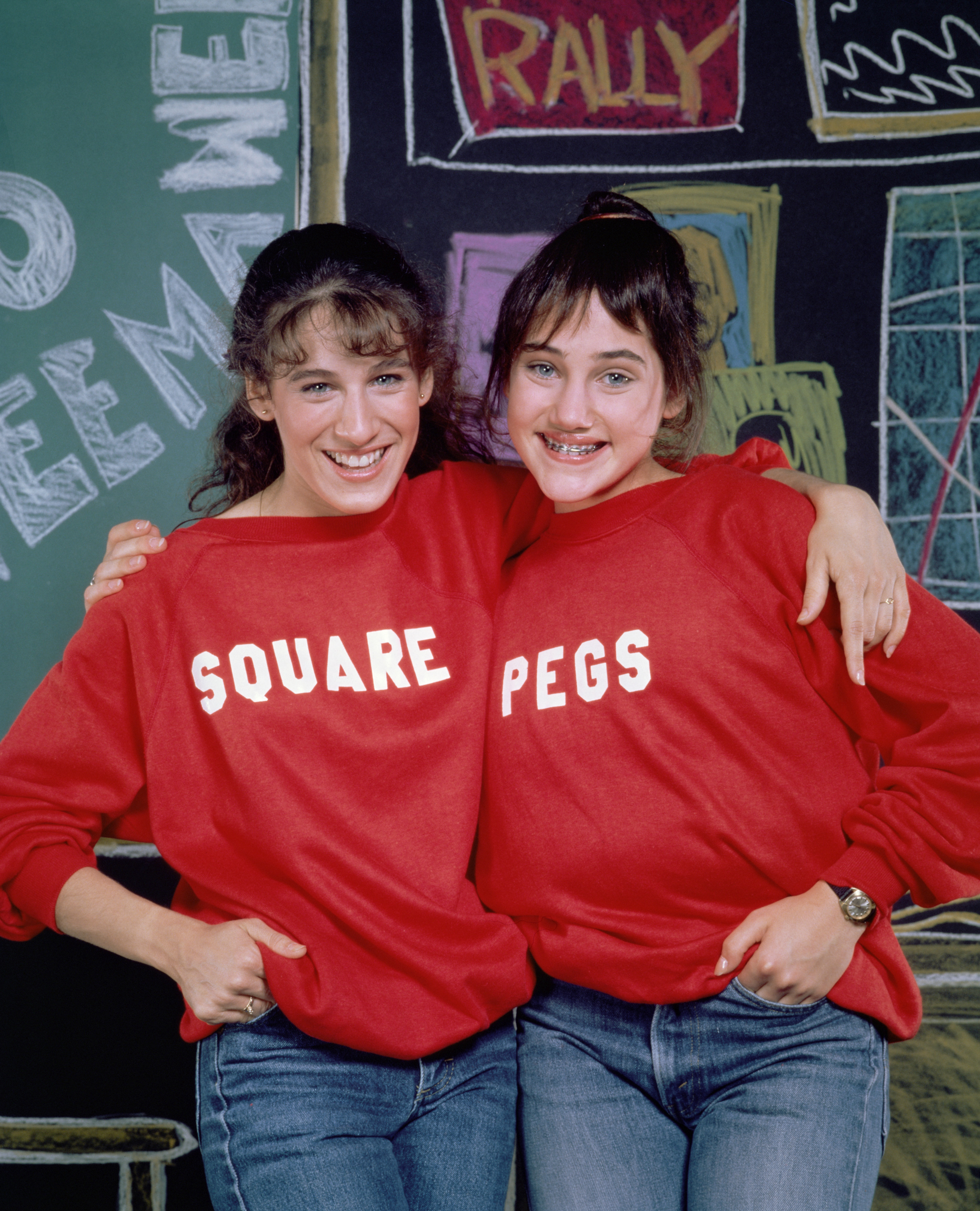 Sarah Jessica Parker and Amy Linker posing as their characters from "Square Pegs" in 1982. | Source: Getty Images