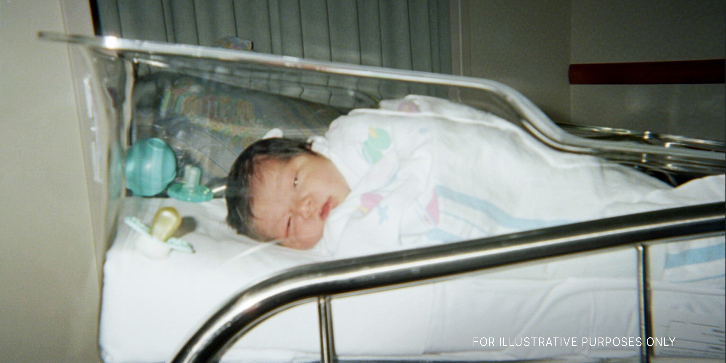 Ein neugeborenes Baby mit schwarzem Haar | Quelle: Flickr/Nadia Santoyo/(CC BY 2.0)