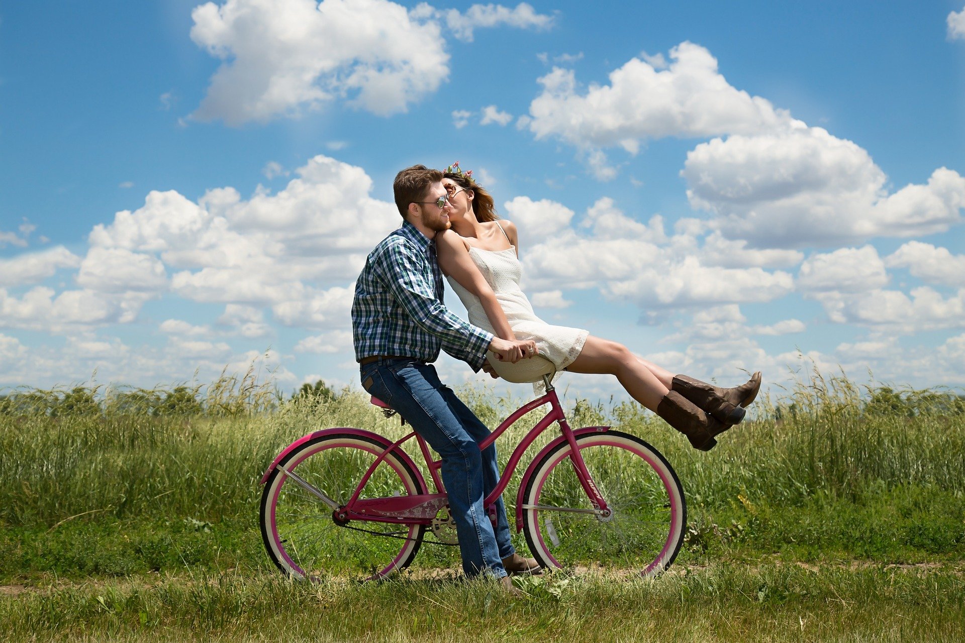 Young couple on a bicycle. | Source: Pixabay