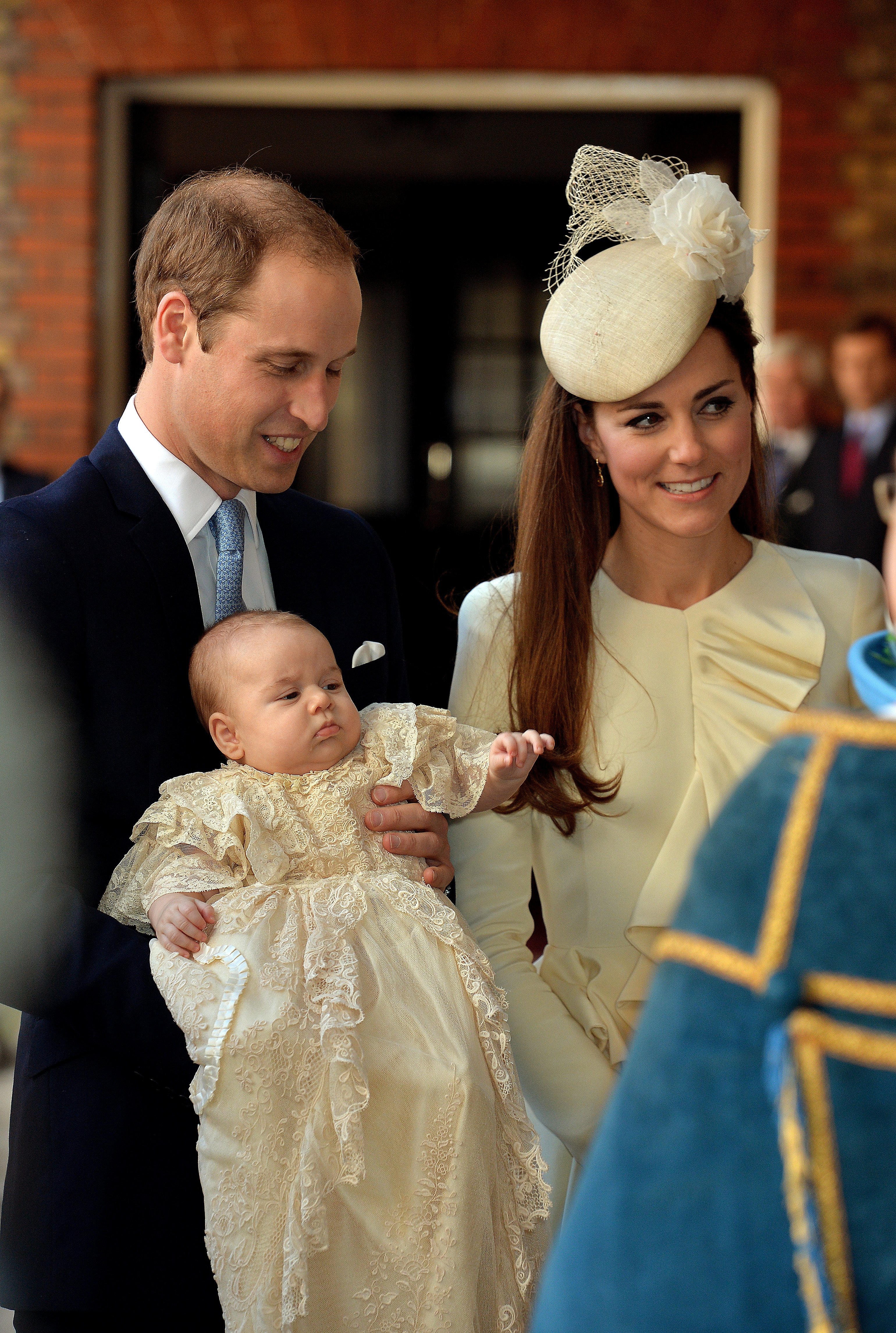 El príncipe George con la réplica del vestido de bautizo real con el príncipe William y Kate Middleton en el Palacio de St. James en Londres, Inglaterra | Foto: Getty Images