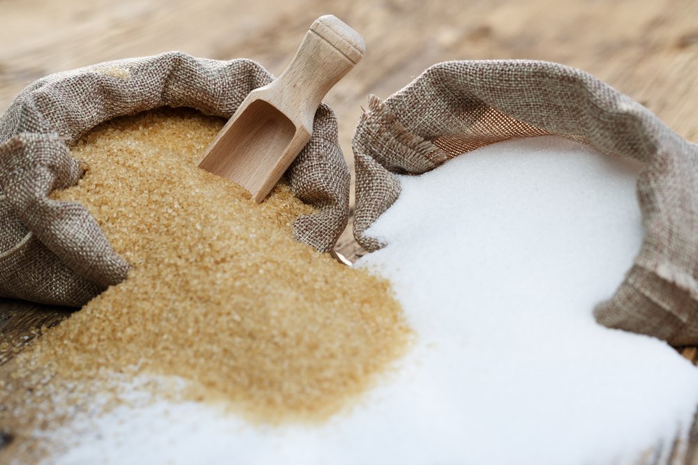 Azúcar blanca y morena. Fuente: Shutterstock