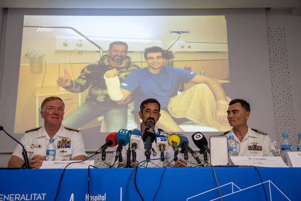 El doctor Cavadas ofrece conferencia de prensa el día cuando recibió la condecoración de las Fuerzas Navales de EEUU. | Foto: Flickr El doctor Cavadas ofrece conferencia de prensa el día cuando recibió la condecoración de las Fuerzas Navales de EEUU. | Foto: Flickr