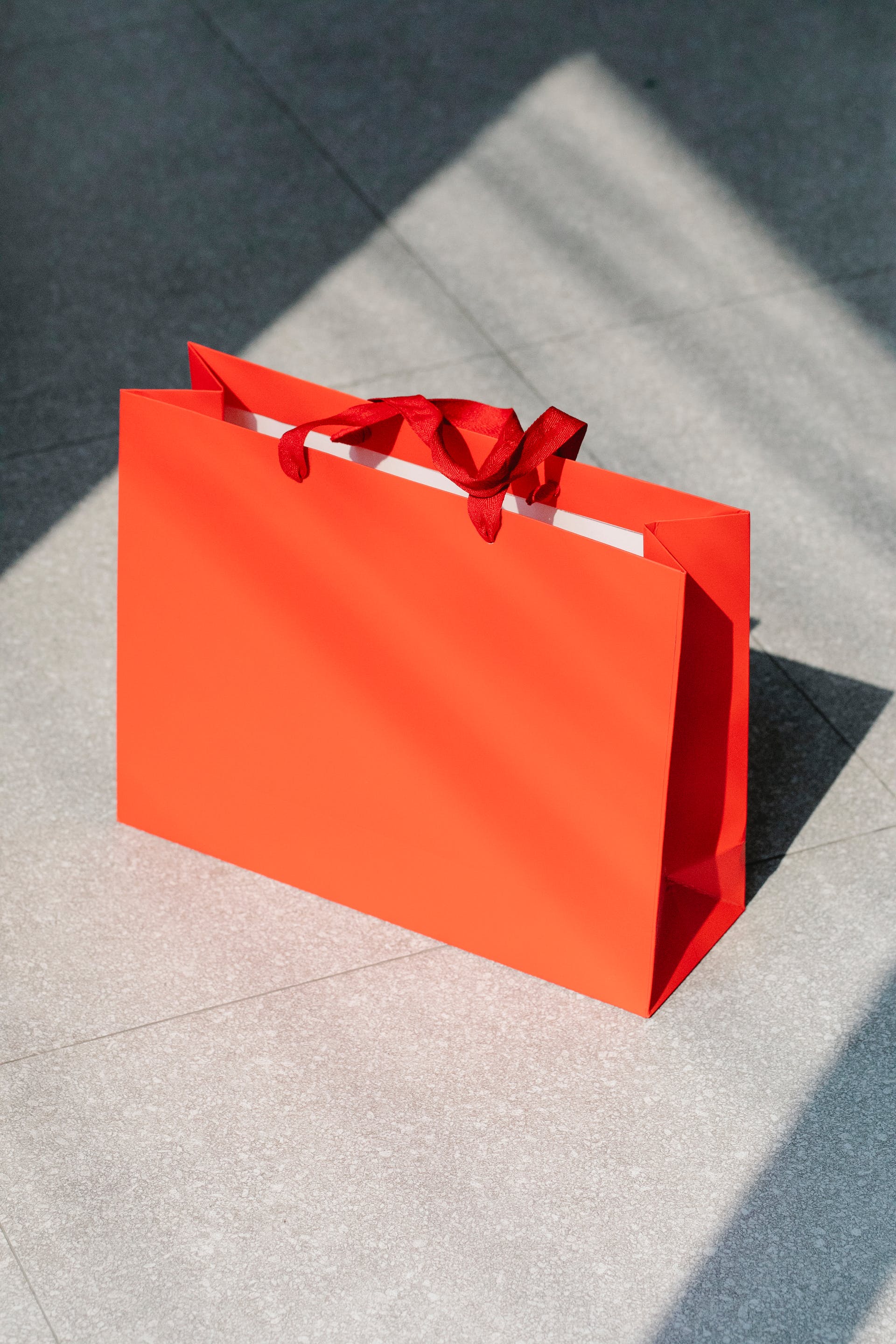 A red paperbag | Source: Pexels