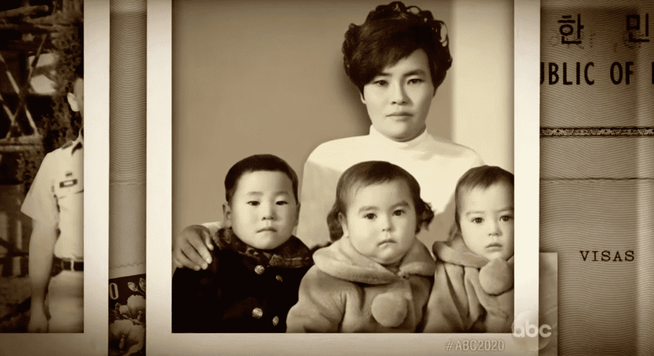 Connie mit den Zwillingen Sandra und James und ihrem Sohn, Jae-Im. | Quelle: YouTube.com/ABC News