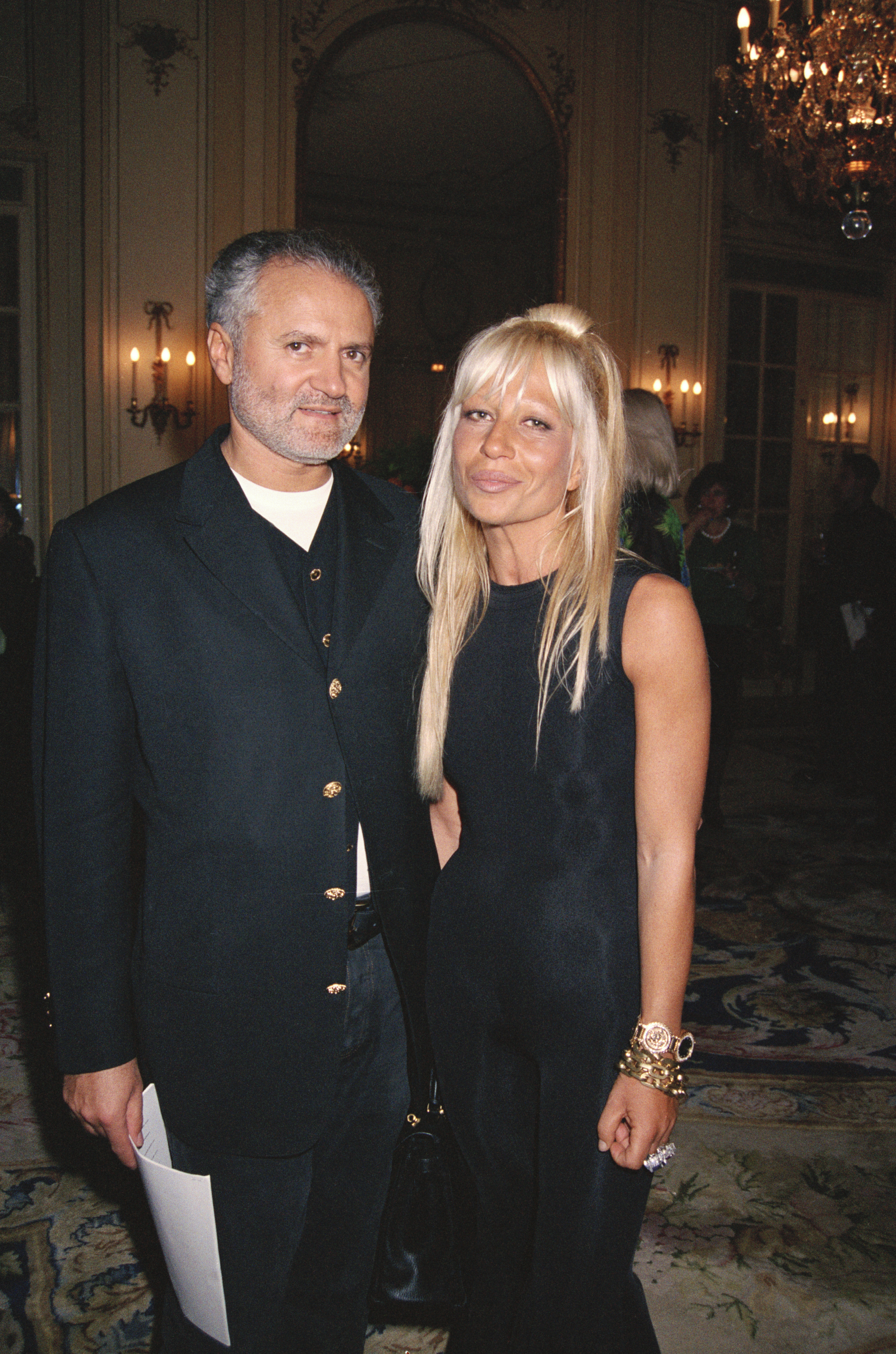 Gianni and Donatella Versace at a Versace fashion show in Paris, France on January 23, 1993 | Source: Getty Images