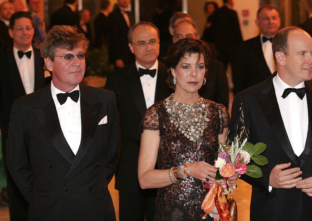 Le Prince Albert II de Monaco, la Princesse Caroline de Hanovre et le Prince Ernst-Auguste de Hanovre assistent au Bal de la Rose 2007 de Monte-Carlo au Sporting Club de Monte-Carlo le 24 mars 2007 à Monte Carolo, Monaco. | Photo : Getty Images