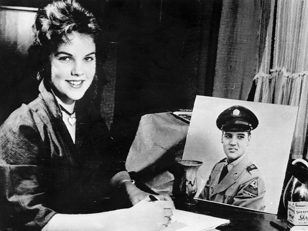 Priscilla holds a photo of Elvis Presley | Source: Getty Images