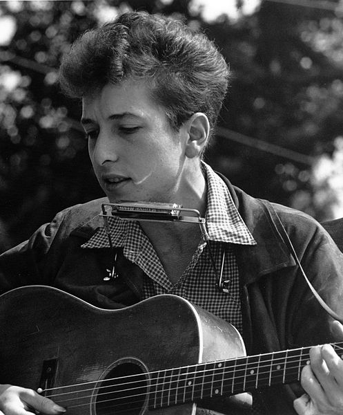 Bob Dylan singing at the Civil Rights March on Washington, D.C. | Source: Wikimedia COmmons/ Public Domain