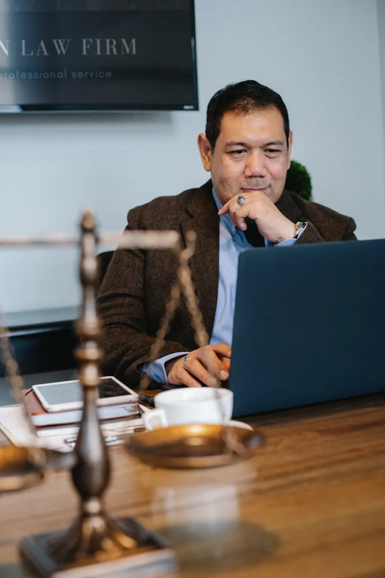 Un homme assis derrière son bureau. | Source : Pexels
