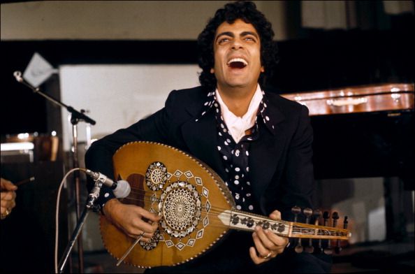 Enrico Macias sur scène en France. | Photo : Getty Images Enrico Macias sur scène en France. | Photo : Getty Images