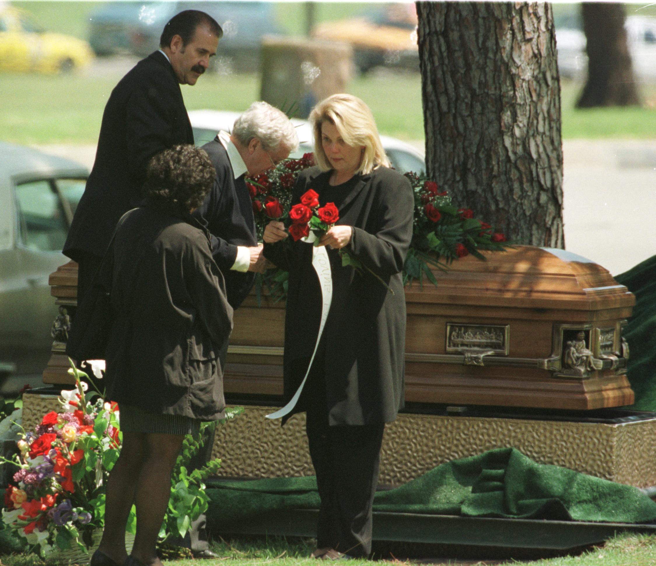 The actress attends the funeral of her father on April 10, 2000, in Los Angeles, California. | Source: Getty Images