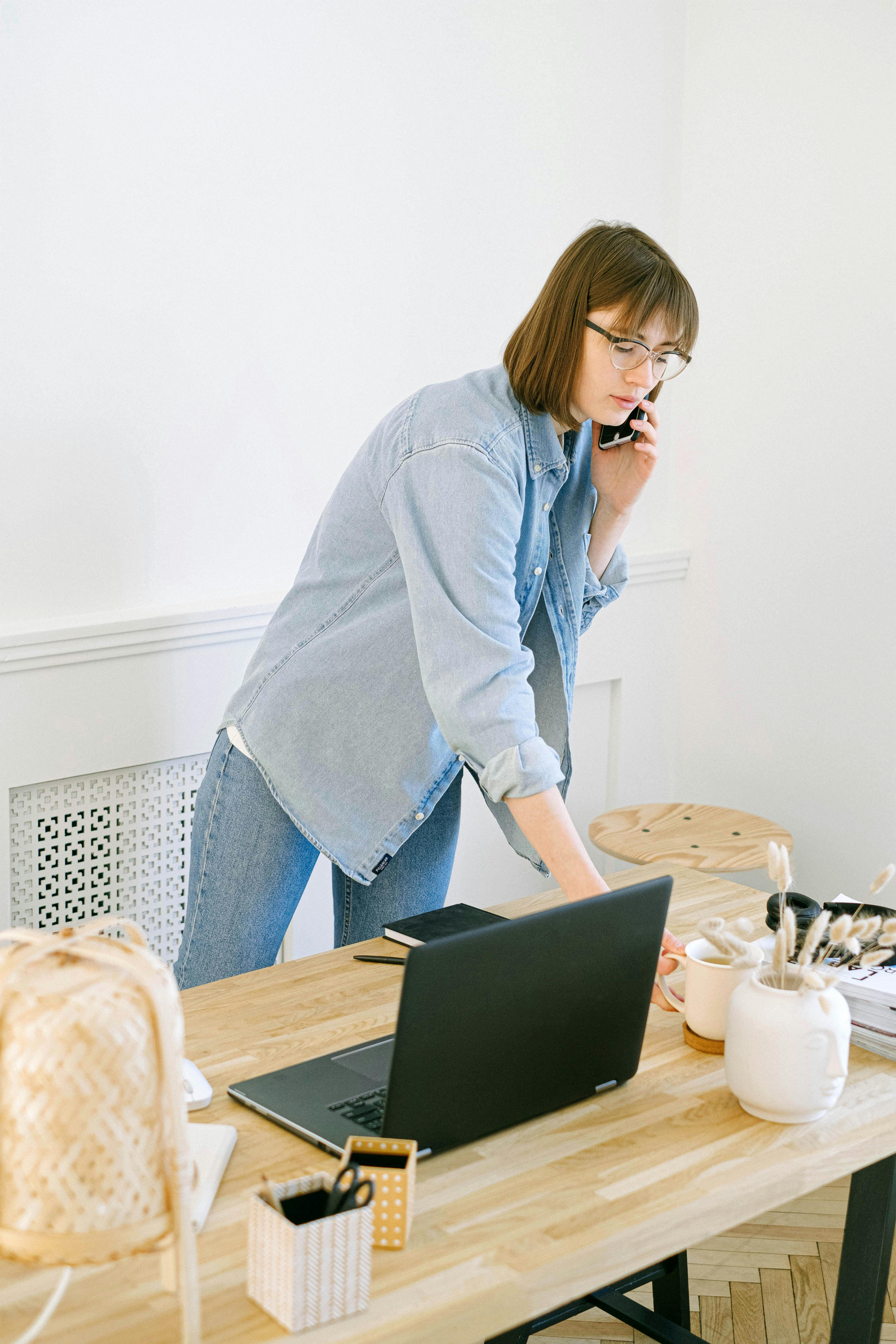 A woman busy at home | Source: Pexels