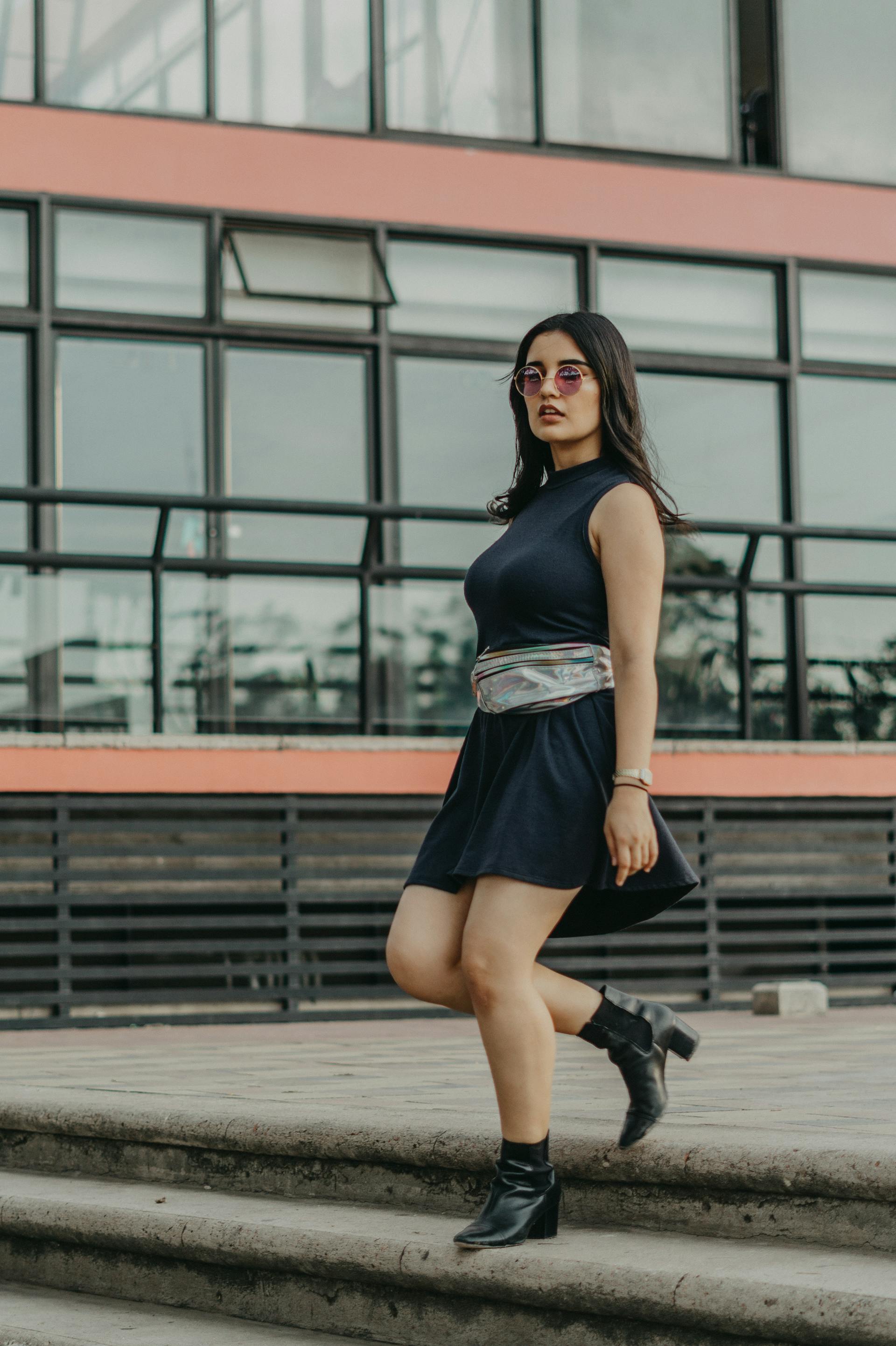 A woman walking down steps | Source: Pexels