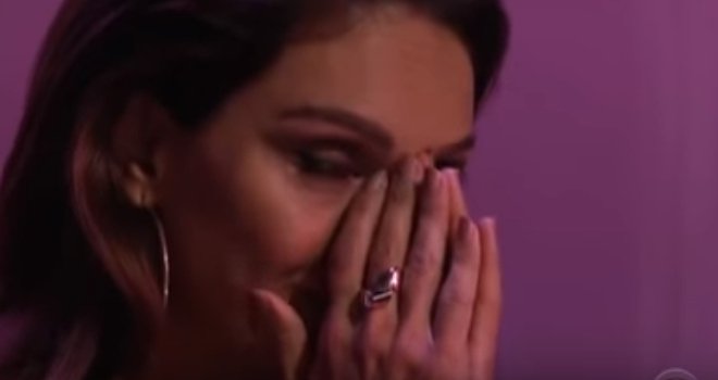 Faith Hill weint während Manami Ito aus Japan in CBS's "The World's Best" 2019 spielt -Quelle: YouTube/ Swaylex