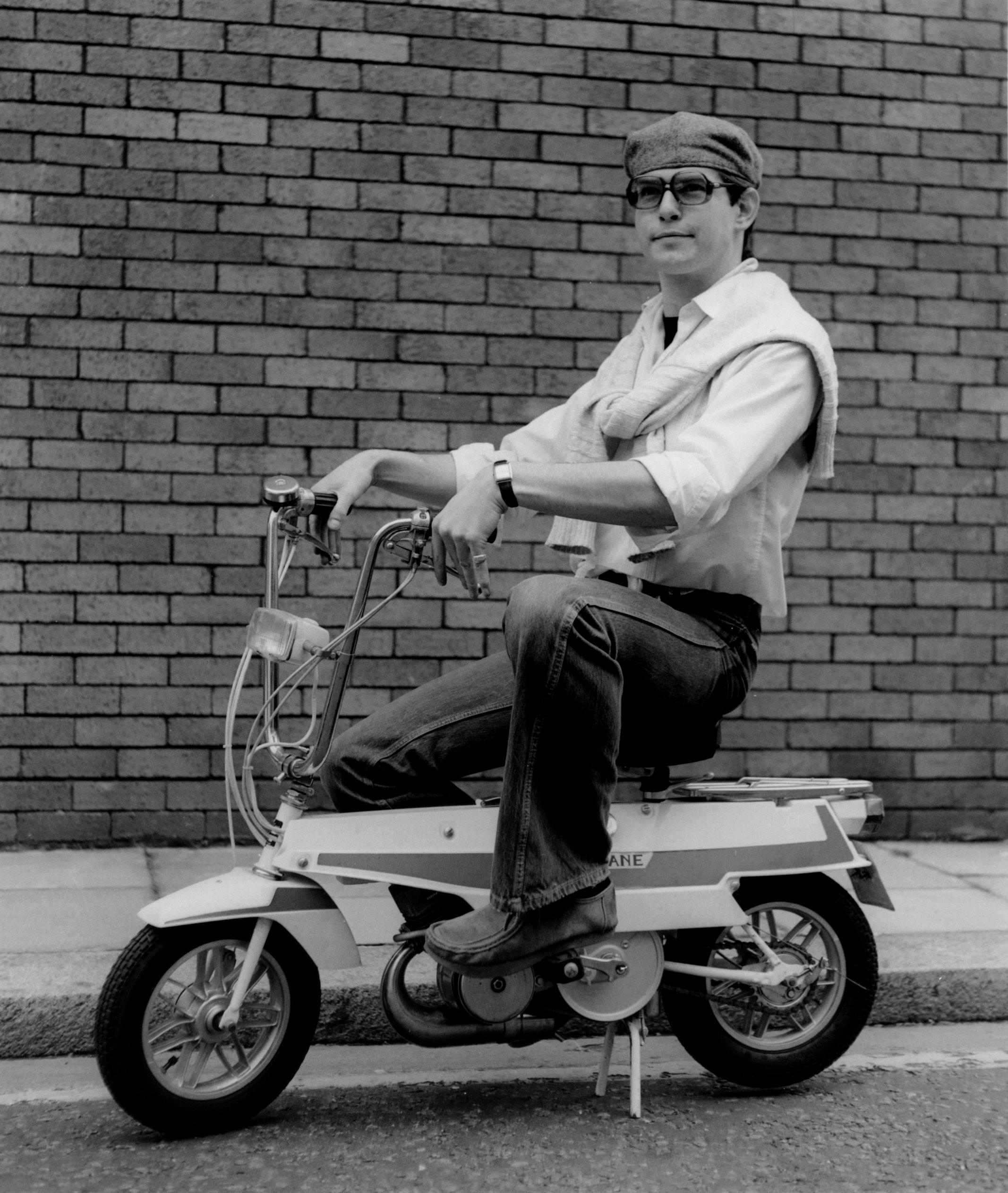 Pierce Brosnan posiert auf einem Motorroller in London, 1978 | Quelle: Getty Images