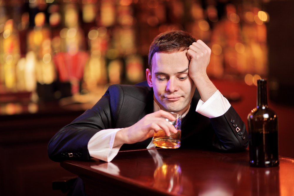 A young drunk man drinking whiskey. | Photo: Shutterstock