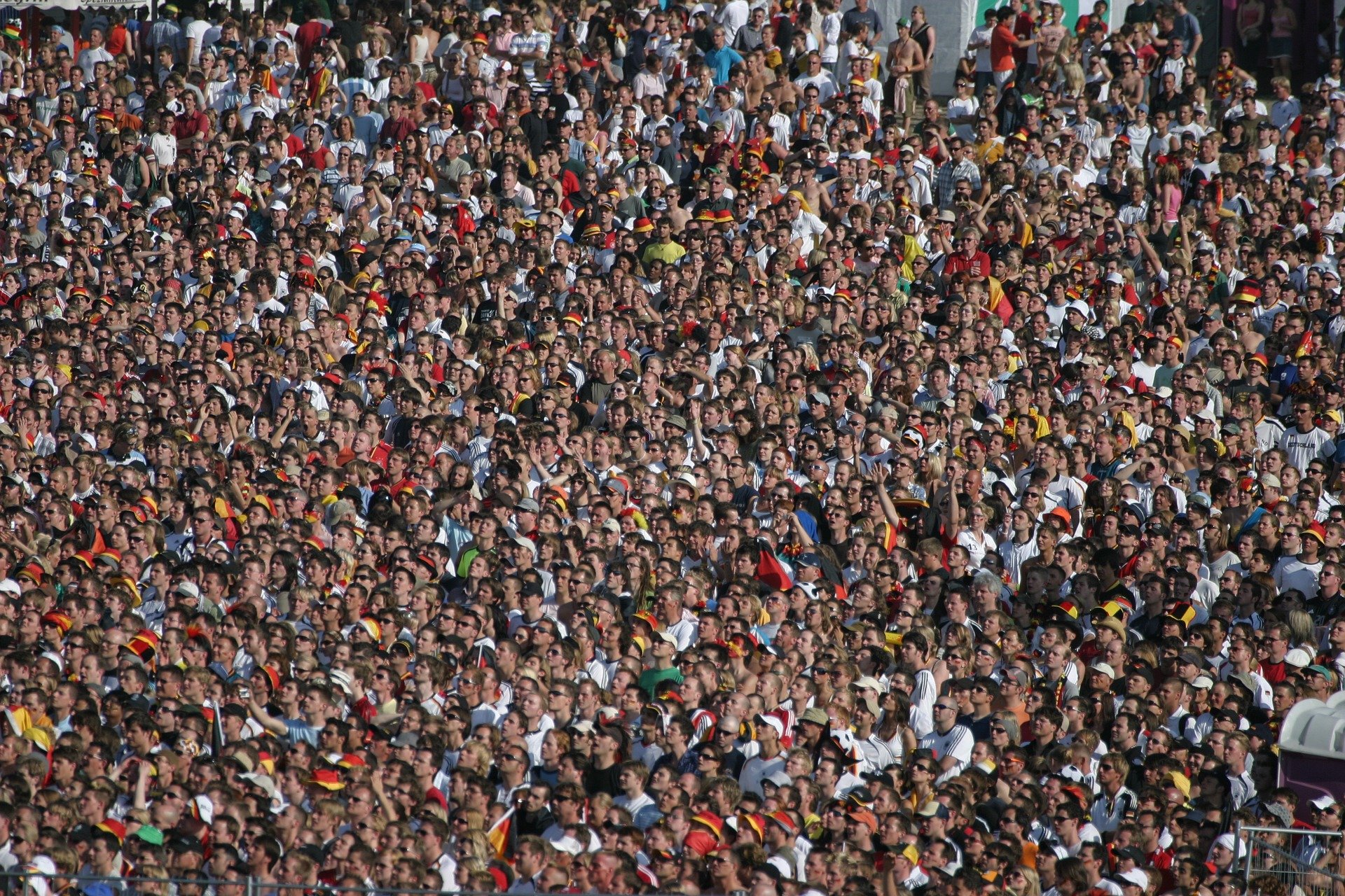The huge crowd all started chanting together! | Photo: Pixabay/Ganossi 