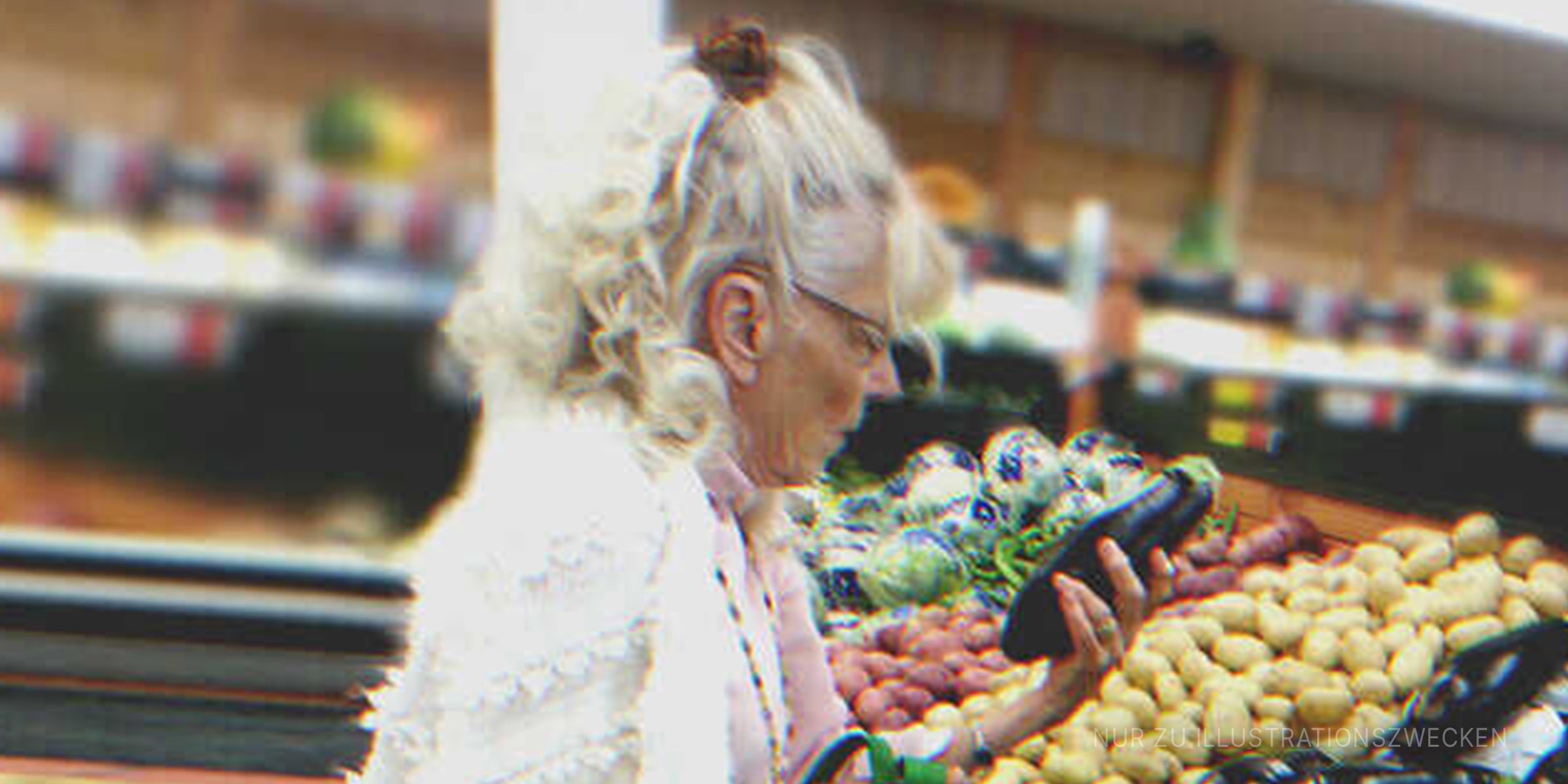 Arme alte Dame kauft Gemüse in einem Lebensmittelgeschäft. | Quelle: Getty Images