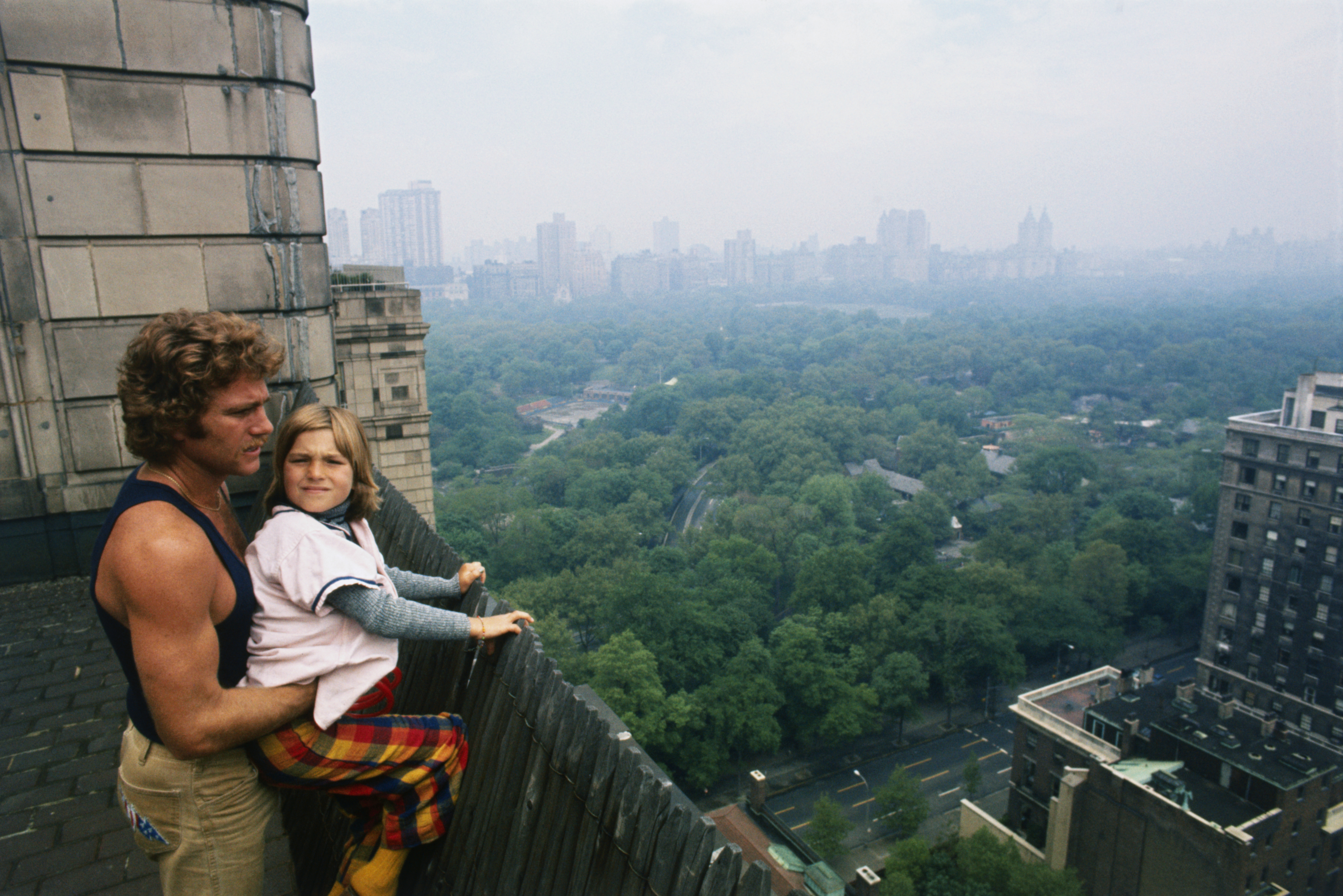 Ryan O'Neal und seine Tochter Tatum auf der Terrasse des Hotel Pierre im 22. Stockwerk in New York City am 11. Mai 1973 | Quelle: Getty Images