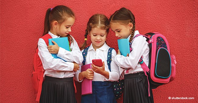 Le gouvernement français a interdit à tous les enfants de moins de 15 ans d'utiliser leur téléphone portable à l'école